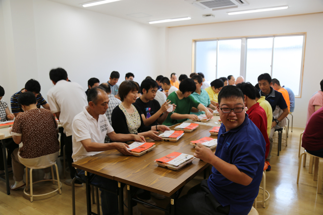 お昼のお弁当は、お祝いなのでいつもより豪華です。